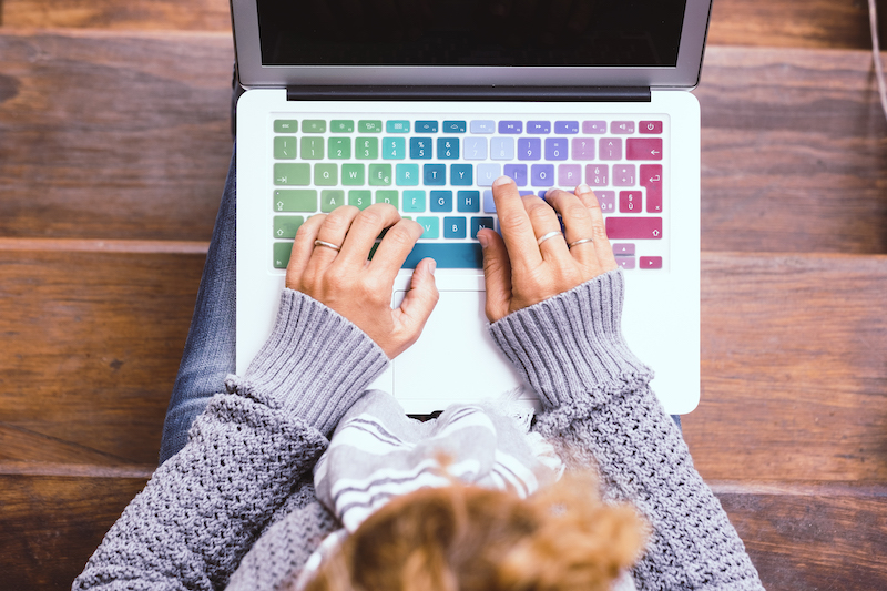 MAC-BOOK-CHELISE-GETS-SOCIAL.jpg
